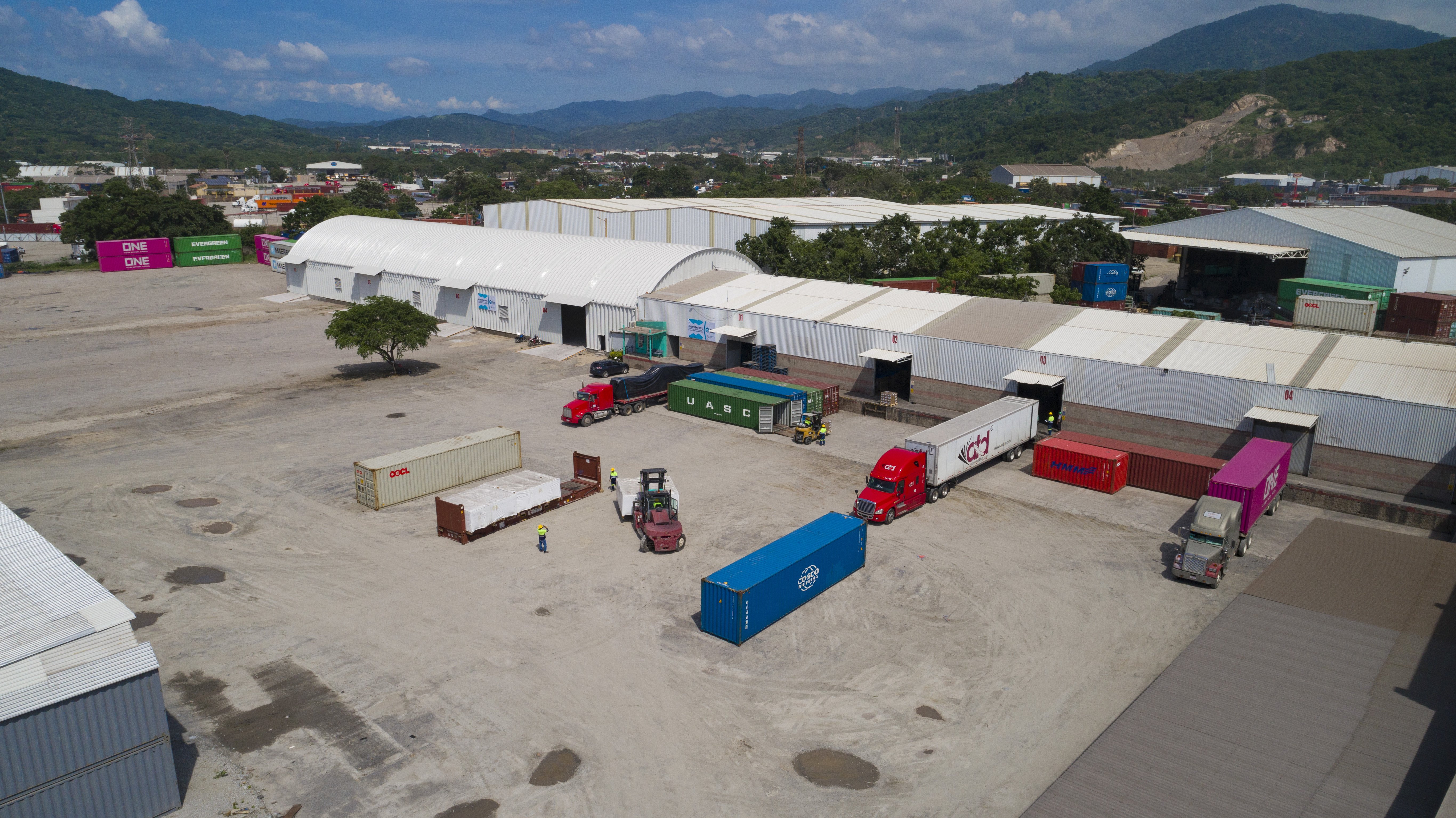 Vista aérea de bodegas techadas e instalaciones Sice Group